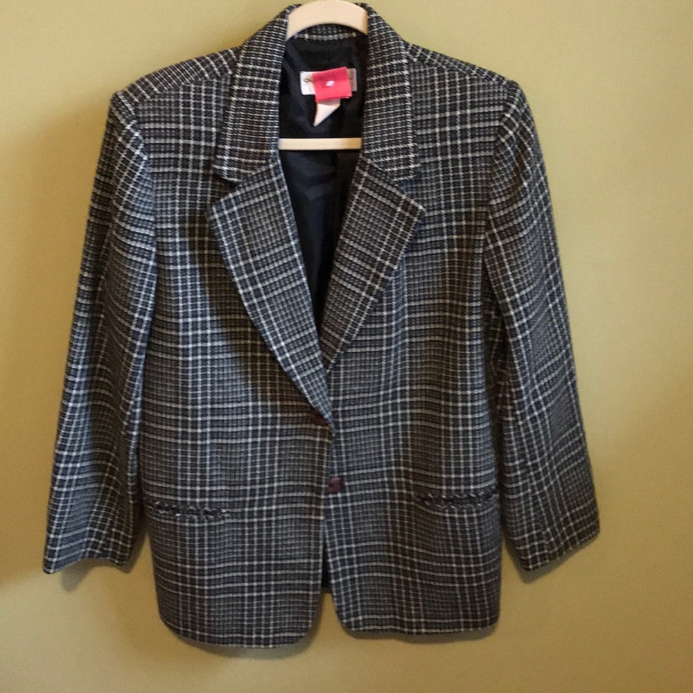 Wool blend fully lined blazer perfect for work